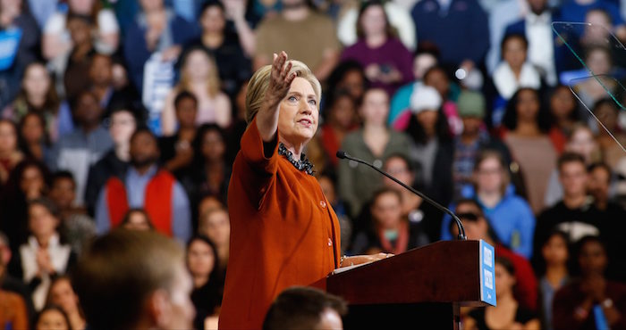 La candidata a la presidencia de EE.UU. por el partido Demócrata Hillary Clinton habla en un acto de campaña hoy, jueves 27 de octubre 2016, en el Coliseo del Centro de Veteranos Lawrence Joel en Winston-Salem (EE.UU.). EFE/BRIAN BLANCO