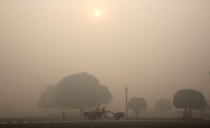 Indios Transitan Por Una Calle En Medio De Una Espesa Neblina Un Día Después De La Celebración Del Diwali En Nueva Delhi Foto Efe