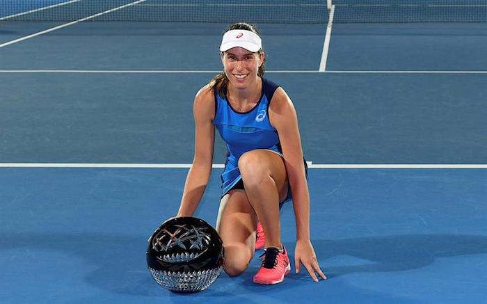 La Británica Johanna Konta Posa Con El Trofeo Tras Vencer En La Final Del Torneo De Tenis De Sídney a Las Polaca Agnieszka Radwanska Foto Efe