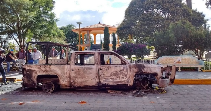 Vecinos De La Magdalena Tetela Cerraron La Autopista Y La Federal a La Altura De San Jerónimo Ocotitlan En Protesta Por La Muerte De Una Persona Presuntamente a Manos De Policías Estatales Foto Periódico Central