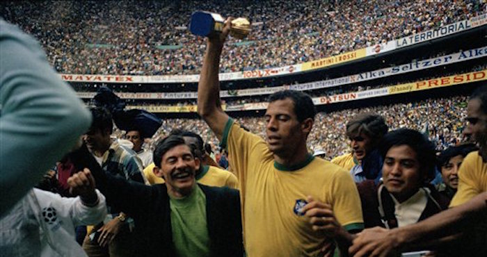 En Esta Foto De Archivo Del De Junio De El Capitn De La SelecciÛn De Brasil Levanta El Trofeo De CampeÛn De La Copa Del Mundo En Ciudad De MÈxico Carlos Alberto FalleciÛ a Los AÒos Se InformÛ El De Octubre De ap Photogianni Foggia File