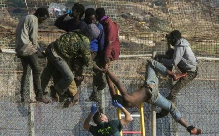 Las Autoridades Europeas Impiden El Paso De Migrantes Africanos En Melilla Foto Ap