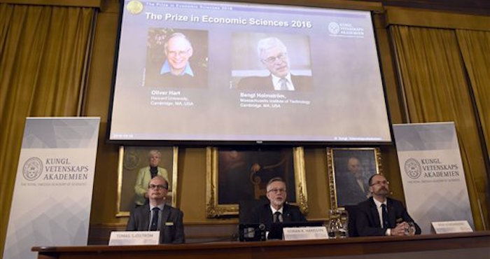 De Izquierda a Derecha Tomas Sjostrom Miembro Del ComitÈ Del Premio En Ciencias EconÛmicas En Memoria De Alfred Nobel Goran K Hansson Secretario De La Real Academia Sueca De Ciencias Y Per Stromberg Presidente Del ComitÈ Anuncian En Conferencia De Prensa El Otorgamiento Del Premio Nobel De EconomÌa a Oliver Hart Y Bengt Holmstrom En Estocolmo Lunes De Octubre De stina Stjernkvisttt Via Ap