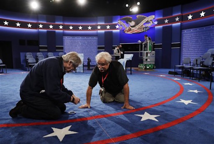 Trabajadores preparan el escenario para el segundo debate entre el republicano Donald Trump y la demÛcrata Hillary Clinton en la Universidad Washington en St. Louis, Missouri, 8 de octubre de 2016. (AP Foto/Patrick Semansky)