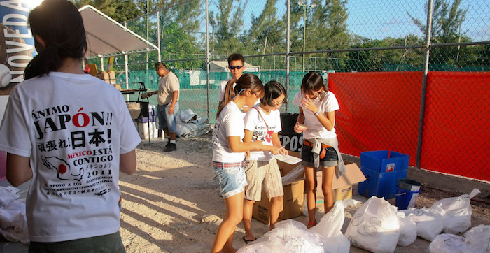 La Comunidad Japonesa Que Habita En Cancún Puso Un Centro De Ayuda Humanitaria En El Interior Del Estadio De Beisbol Beto Avila Foto Archivo Cuartoscuro