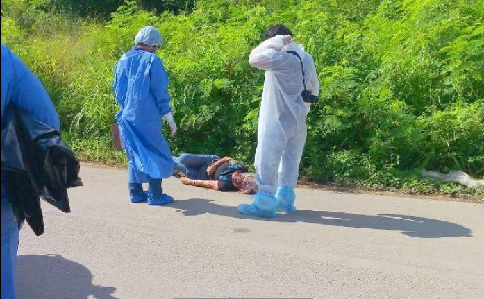 El cuerpo fue hallado a un costado de la carretera Mérida-Valladolid, en Yucatán. Foto: Por Esto!