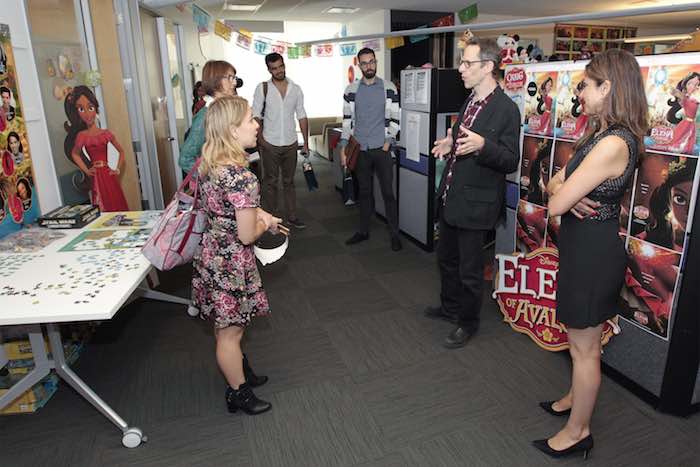 En La Imagen El Creador Y Productor Ejecutivo De La Serie elena De Avalor Craig Gerber centro Y La Editora De La Serie Silvia Olivas der Explicando Cómo Creó Disney a Su Primera Princesa De Origen Latino Foto Efedisney Channelrick Rowell