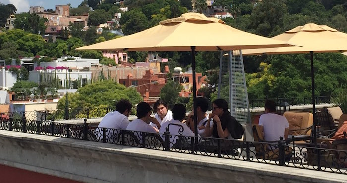 Alejandro Peña Acompañado De Unos Amigos En Un Lujoso Restaurante De Guanajuato Foto Twitter gusdiaz