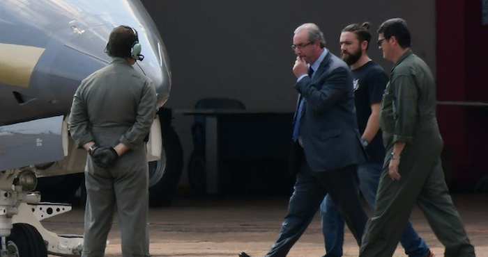 El Expresidente De La Cámara Baja De Brasil Eduardo Cunha Camina Luego De Ser Detenido Hacia Un Avión De La Policía Federal Rumbo a La Ciudad De Curitiba Donde Quedará Preso Por Orden Del Juez Sergio Moro Quien Investiga Su Presunta Participación En La Red De Corrupción Que Operó En Petrobras Y De La Cual Se Sospecha Que Recibió Unos Cinco Millones De Dólares Foto Efe