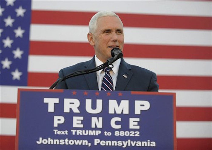 El candidato vicepresidencial republicano Mike Pence habla en un acto en Johnstown, Pennsylvania, 6 de octubre de 2016. (John Rucosky/The Tribune-Democrat via AP)