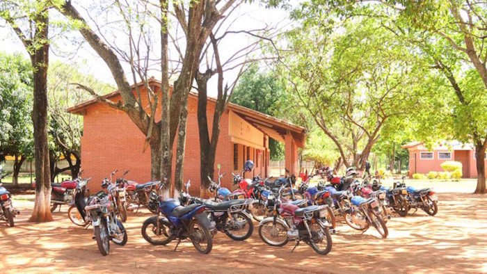 La Motocicleta Es Tan Necesaria Para La Educación En El Norte De Paraguay Como Los Lápices Aquí El Estacionamiento De La Escuela De Abril De Arroyito Fotografía De Juan Carlos Mezaglobalvoice