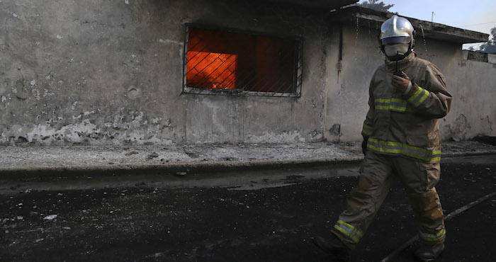 Bomberos Fuerza Civil Policía Naval Y Ciudadanos Trabajaron En Conjunto Para Tratar De Mitigar El Incendio De Una Bodega Que Vendía Combustible De Forma Clandestina En Pleno Corazón De La Colonia Playa Linda Al Norte De La Ciudad Foto Cuartoscuro