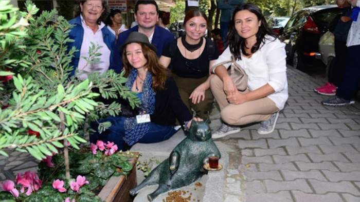 Vecinos colocan croquetas y té en la estatua de Tombili. Foto: www.tr.sputniknews.com 