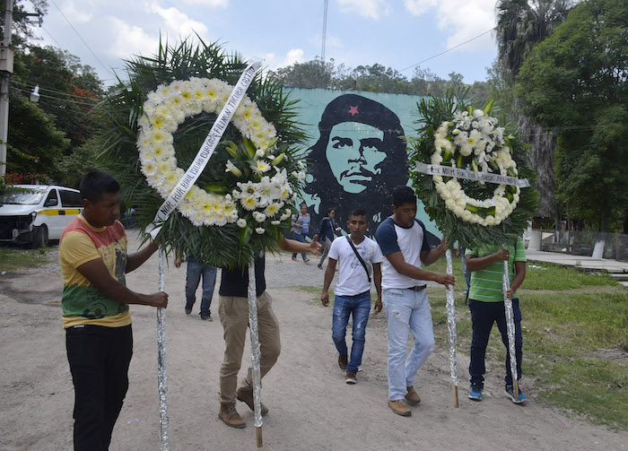 Normalistas despiden a Filimón. Foto: Cuartoscuro