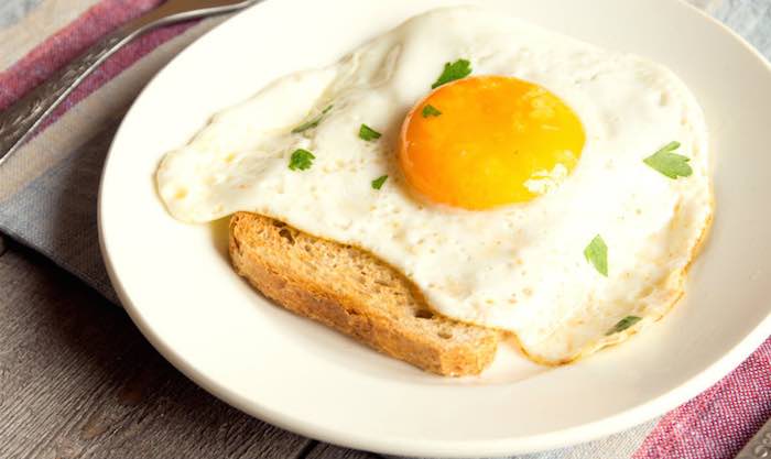 Desayuno con pan tostado y huevo estrellado, un clásico que es un deleite para el paladar. Foto: Shutterstock.