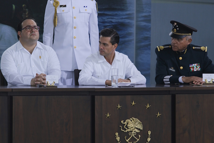 Javier Duarte junto a Enrique Peña Nieto y Salvador Cienfuegos Secretario de la Defensa Nacional durante la ceremonia del Día de la Marina. Foto: Cuartoscuro