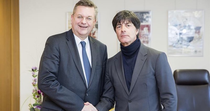 El Presidente De La Federación Alemana De Fútbol dfb Reinhard Grindel i Estrecha La Mano Del Seleccionador Joachim Löw Tras Hacerse Oficial Su Renovación En El Puesto Hasta El En Fráncfort Alemania Foto Efe