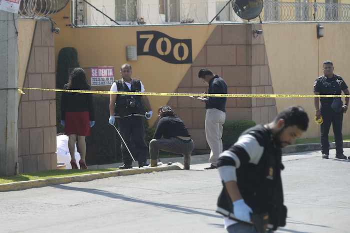 Peritos de la PGJEM realizaron las investigaciones correspondientes frente al número 700 del conjunto residencial Árbol de la Vida, donde la mañana de hoy asesinaron a tiros a Bermúdez Zacarías Vicente Antonio, juez de distrito del Quinto Juzgado de Distrito en Materias de Amparo y de Juicios Civiles Federales en el Estado de México. Foto: Cuartoscuro.