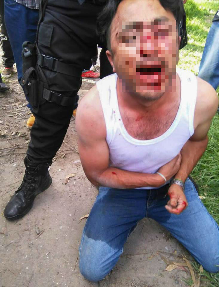 Un presunto secuestrador golpeado en Ecatepec. Foto: Cuartoscuro. 