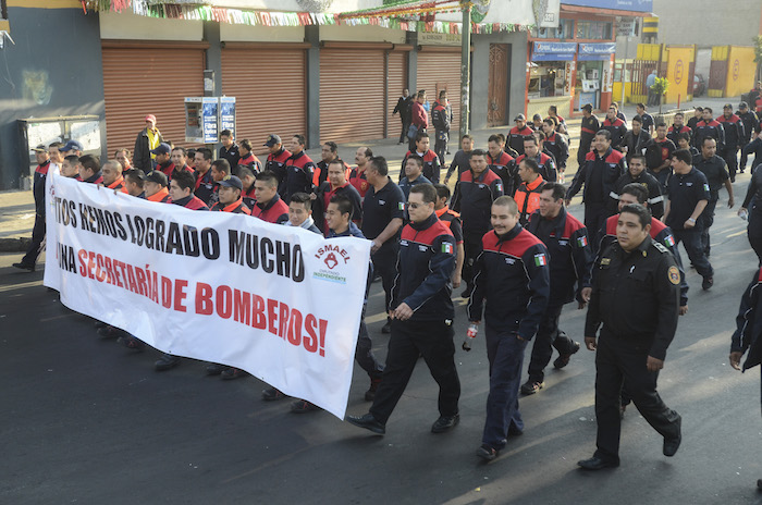 Elementos del Heróico Cuerpo de Bomberos marcharon sobre la calle Xicotencatl hacia la Asamblea Constituyente. Foto: Cuartoscuro