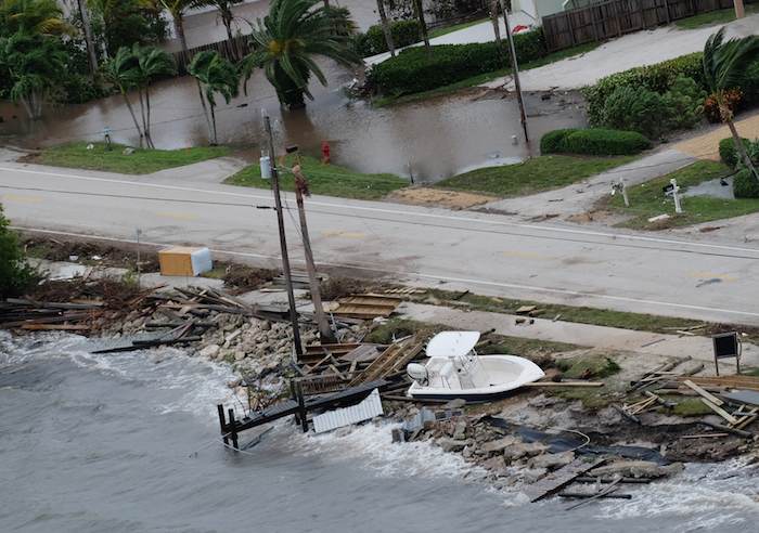 Un Bote Y Escombros Aparecen Arrimados Entre La Playa Y La Pista En Melbourne Florida El Viernes De Octubre Del Foto Ap