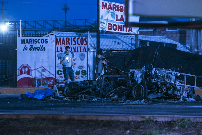 Una de las unidades del ejercito tipo Hummer destrozadas. Foto Cuartoscuro