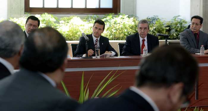 Enrique Peña Nieto, presidente de México, acompañado del Secretario de Gobernación Miguel Ángel Osorio Chong y Humberto Roque Villanueva, sostuvieron un encuentro con representantes de distintas iglesias con quienes entablaron un diálogo sobre diversos temas de interés nacional. Foto: Cuartoscuro.