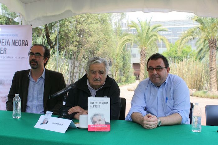 Pepe Mujica Y Los Autores Del Libro Una Oveja Negra Al Poder Andrés Danza Y Ernesto Tulbovitz Foto Ilse García Sinembargo