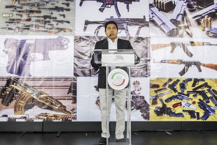 Jorge Luis Preciado, Senador del PAN, pretende que se permita la portación de armas en vehículos y negocios. Foto: Cuartoscuro