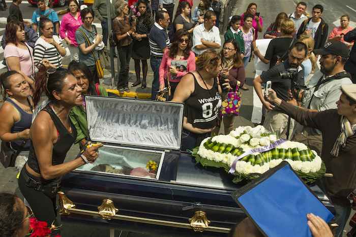 Compañeras De Paola Colocaron Su Féretro Enmedio De La Avenida Insurgentes Foto Cuartoscuro