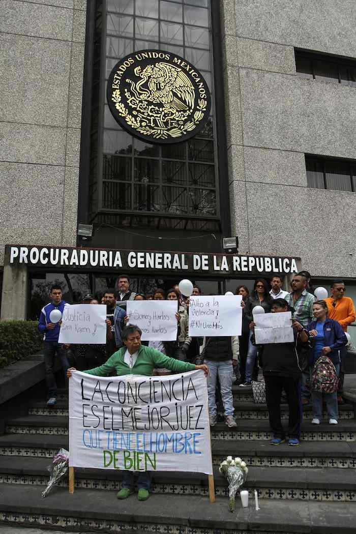 Los manifestantes se reunieron afuera de la PGR. Foto: Cuartoscuro.