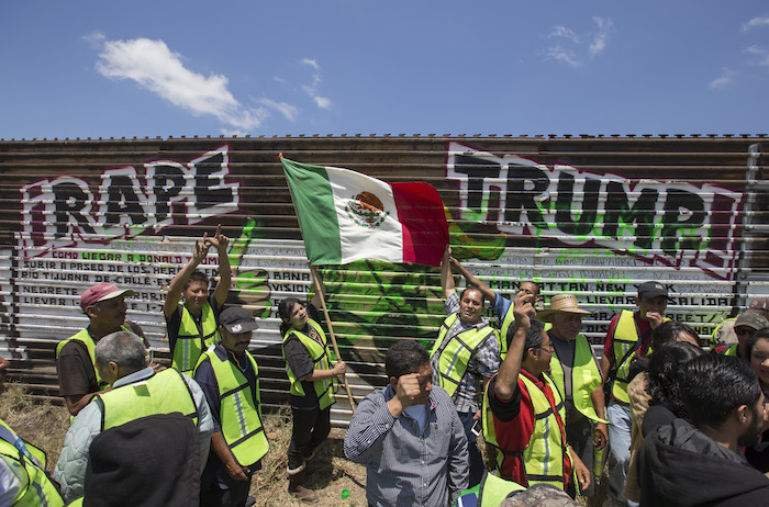 Activistas De La Agrupación Ángeles Sin Fronteras Y juventud Se Reunieron a Un Costado Del Muro Fronterizo En Tijuana Para Protestar Contra Trump Foto Cuartoscuro