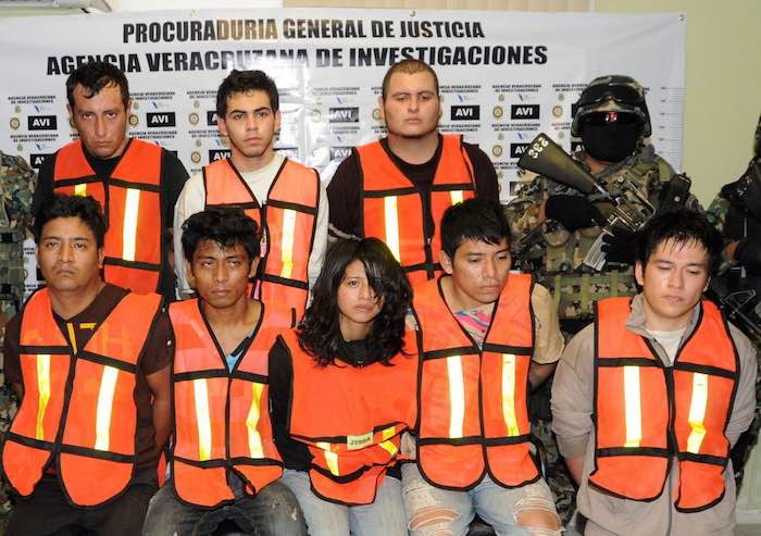 En esta imagen liberada por la Subprocuraduría de Justicia de Veracruz, se observa a los ocho detenidos en 2012 acusados de secuestro. Foto: Internet.