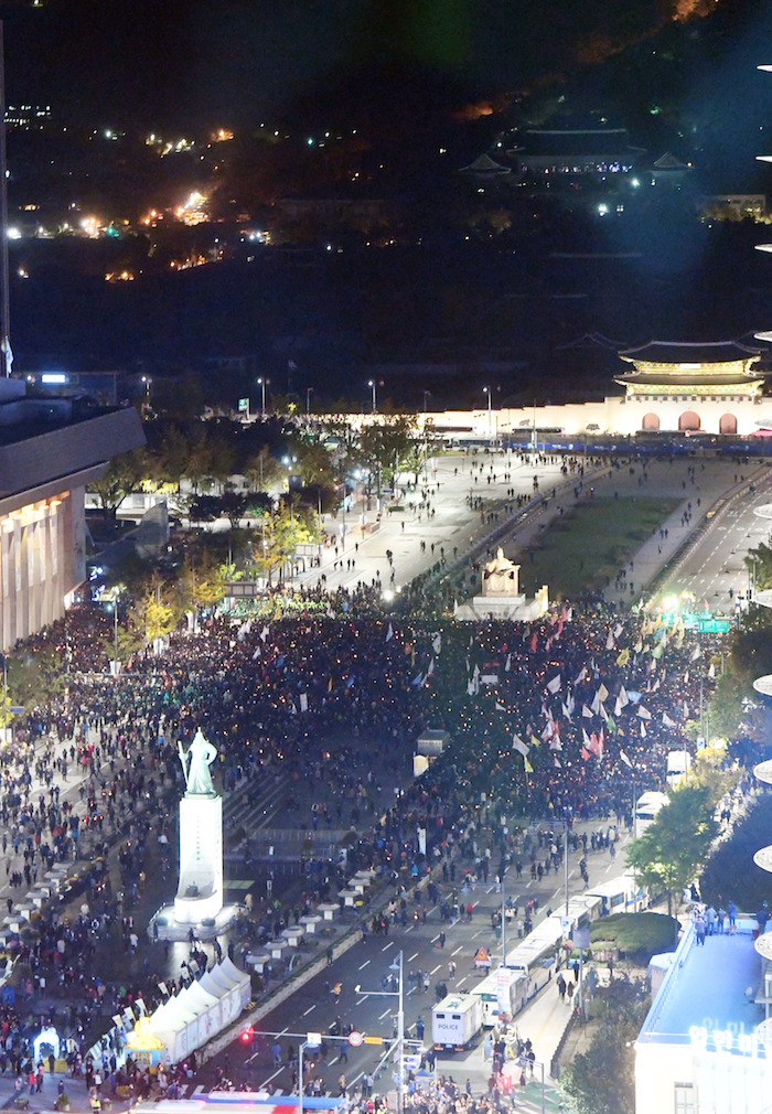 Miles De Personas Asistieron a La Protesta Para Pedir La Renuncia De La Presidenta De República De Corea Park Geun hye Foto Xinhua