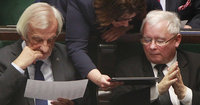 Jaroslaw Kaczynski Derecha Dirigente Del Partido Oficialista Derecho Y Justicia Habla Con Miembros De Su Partido Antes De Una Votación Sobre El Aborto Legisladores Polacos Rechazaron El Jueves De Octubre De Por Abrumadora Mayoría Una Propuesta De Ley Presentada Por Un Grupo Antiabortista Que Habría Impuesto Un Veto Total Al Aborto Incluso En Casos De Violación Con Penas De Prisión Para Las Mujeres Que Pusieran Fin a Su Embarazo Foto Apczarek Sokolowski