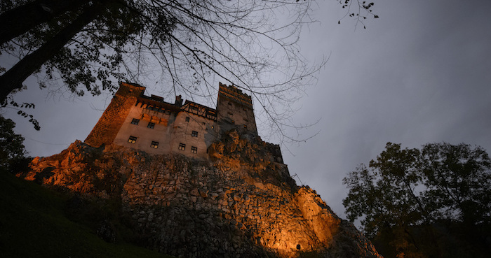 El Castillo Bran Sobre Un Acantilado En Bran Rumanía Foto Ap