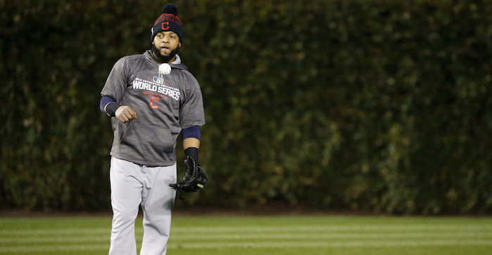 El Dominicano Carlos Santana De Los Indios De Cleveland Juguetea Con Una Pelota Durante La Práctica De Bateo El Jueves De Octubre De En Chicago Un Día Antes Del Tercer Juego De La Serie Mundial Foto Ap Fotonam Y Huh