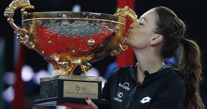 La Polaca Agnieszka Radwanska Besa Su Trofeo Tras Derrotar a La Británica Johanna Konta Foto Ap