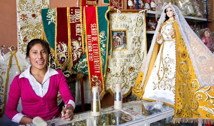 Tienda De Artículos Religiosos En El Centro De La Ciudad De Arequipa Foto Viajar Ahora Eldiarioes