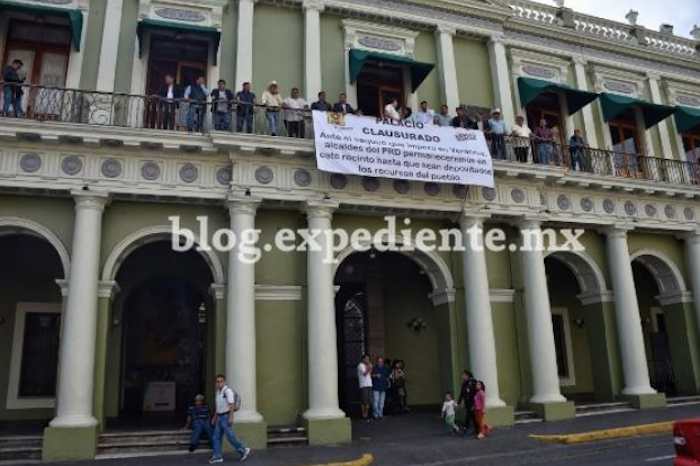 Al menos 14 alcaldes del PRD toman el Palacio de Gobienro. Foto: BlogExpediente.