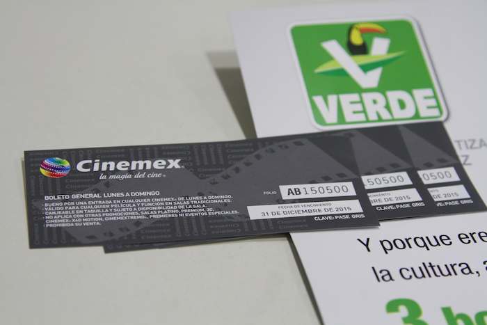 El PVEM regaló boletos para el cine, lentes, útiles escolares, entre otros utilitarios. Foto: Cuartoscuro.