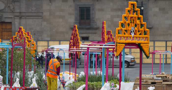 Varias Trajineras De Madera Han Sido Colocadas En La Plancha Del Zócalo Que Serán Parte De La Ofrenda De Día De Muertos Esta Instalación Esta a Cargo La Artista Plástica Betsabeé Romero Foto Cuartoscuro