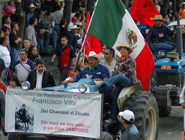 En diversas ocasiones, campesiones mexicanos han exigido que se revisen los acuerdos en torno al campo contenido en el TLCAN. En enero de 2008, cientos de ellos, acompañados de sus tractores, participaron en una mega en la Ciudad de México en contra de la entrada en vigor del capítulo del TLC en materia agropecuaria. Foto: Cuartoscuro 