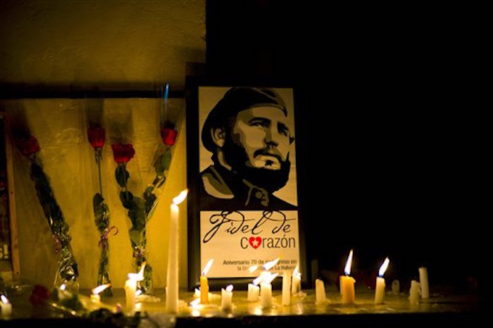 Una Imagen De Fidel Castro Rodeada De Velas Foto Ap