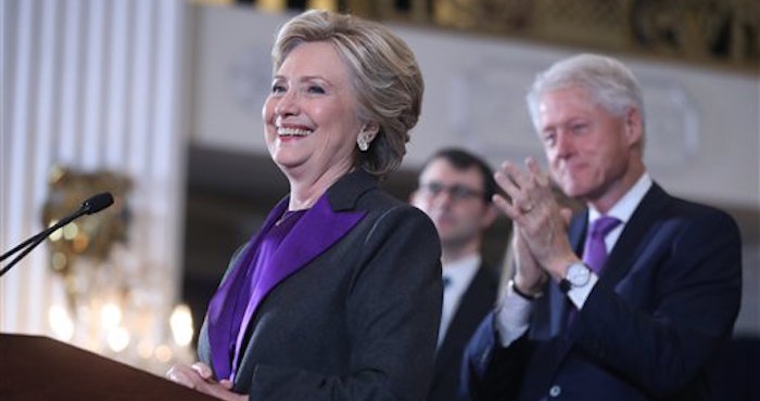 La candidata demÛcrata Hillary Clinton, acompaÒada por su esposo el expresidente Bill Clinton, habla en Nueva York, miÈrcoles 9 de noviembre de 2016, despuÈs de su derrota electoral. (AP Foto/Andrew Harnik)