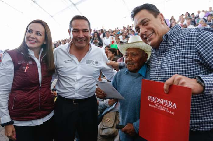 En la imagen, de izquierda a derecha, la priista Paula Hernández Olmos, Coordinadora Nacional del Programa Prospera; Luis Enrique Miranda Nava; Don Juan Cerón García, hombre de 97 años de edad quien obtuvo su certificado de primaria con promedio de 10; y el Gobernador priista Omar Fayad Meneses. Foto: Twitter [@LuisEMirandaN].