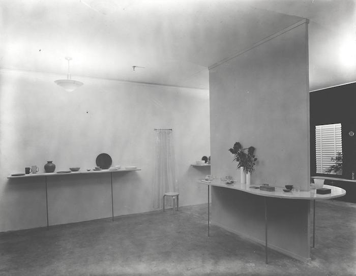 Vista de la instalación, "Useful Household Objects Under $5.00", en exhibición el 28 de septiembre de 1938 hasta el 28 de octubre de 1938, en el The Museum of Modern Art, Nueva York. The Museum of Modern Art Archives, Nueva York. Fotógrafo Soichi Sunami.