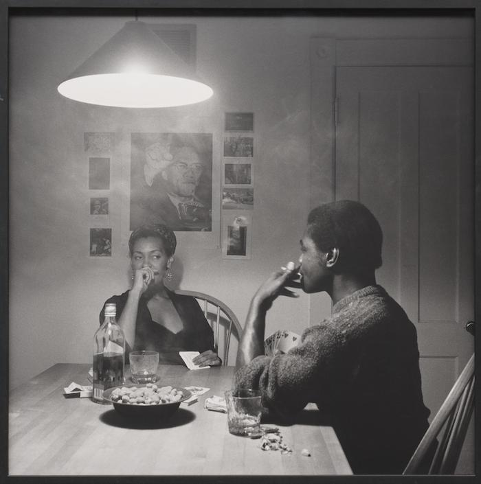 Carrie Mae Weems. "Untitled (Man smoking)". 1990. Gelatina de plata, 69 × 68.8 cm. The Museum of Modern Art, NY. © 2016 Carrie Mae Weems.