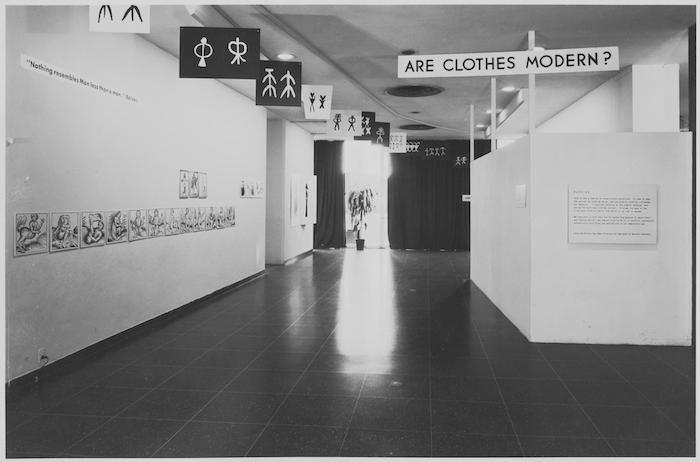 Vista de la instalación, "Are Clothes Modern?", en exhibición el 28 de noviembre de 1944 hasta el 4 de marzo de 1945. The Museum of Modern Art Archives, Nueva York. Fotógrafo Soichi Sunami.