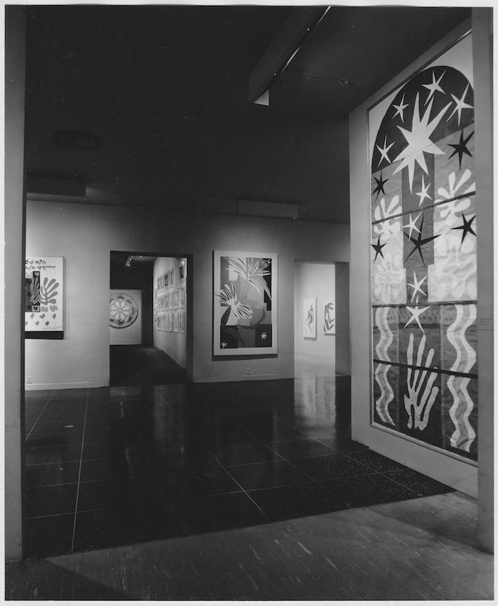 Vista de la instalación, "The Last Works of Matisse: Large Cut Gouaches", en exhibición del 8 de octubre de 1961 al 4 de diciembre de 1961. The Museum of Modern Art Archives, Nueva York. Fotógrafo Soichi Sunami.